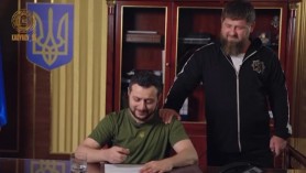 Dacă nu în realitate, măcar pe TikTok. Kadîrov a regizat o scenetă ridicolă despre o falsă capitulare a Ucrainei, cu un actor rus în rolul lui Zelenski